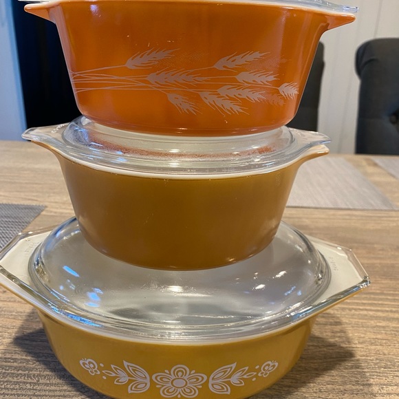 3 beautiful pieces of Pyrex with lids - Picture 3 of 4